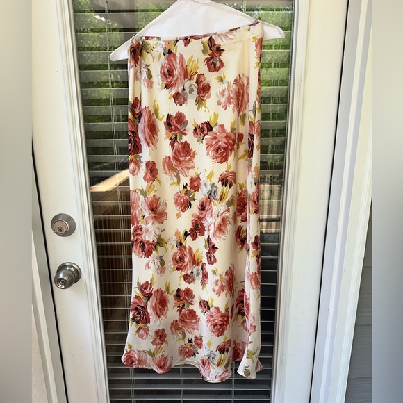 LIKE NEW ROSE MIDI SKIRT - VICI COLLECTION - Picture 2 of 4
